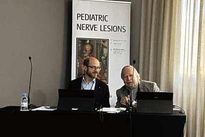 El doctor Alain Gilbert, a la derecha, junto al doctor Javier Robla durante el curso.