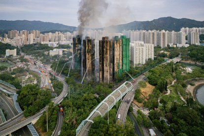 El humo se eleva desde el incendio de un apartamento en el distrito de Tai Po de Hong Kong, China, el 27 de noviembre de 2025.