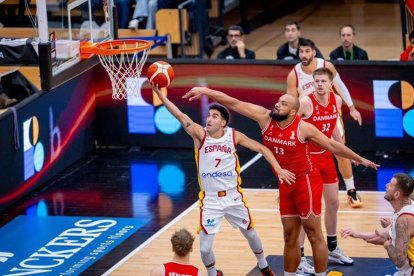 El jugador español Jaime Fernández lanza a canasta.