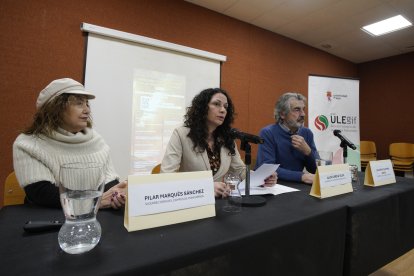 La alcaldesa de Páramo del Sil (León), Alicia García (C), junto al director de la Fundación Oso Pardo, Guillermo Palomero, y la vicerrectora del Campus de Ponferrada, Pilar Marqués (I), durante la inauguración de las Jornadas Científico-Técnicas ‘Entere osos y castaños: ciencia para un territorio que respira’.