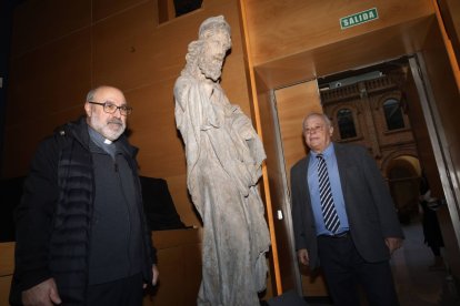 Florentino Alonso y Gonzalo Santonja en la presentación de la réplica de la estatua del Anciano Simeón en el Museo de la Semana Santa.