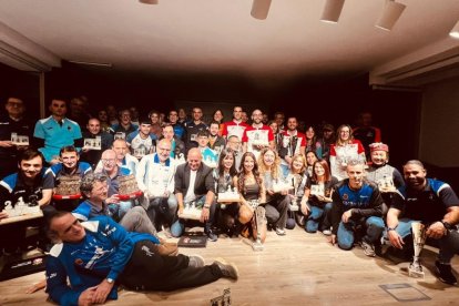 Foto de familia de los troiunfadores en la Copa Diputación en sus modalidades.