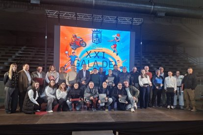 Los deportistas premiados en la Gala de La Bañeza 2025 junto a las autoridades.