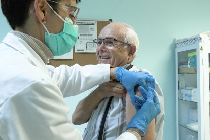 Un usuario acude a vacunarse en epidemia de gripe.