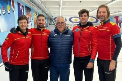 Eduardo de Paz Cureses, a la izquierda junto a sus compañeros el Txuri Berri.