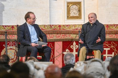 Diálogo entre el artista manchego creador de las nueva puertas de bronce Antonio López, y el canónigo Carlos Izquierdo