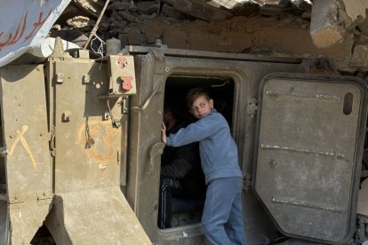 Un niño en el taqnue que sirve para recargar móviles.