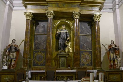 San Facundo y Primitivo a sendos lados del retablo de la ermita de San Juan de Sahagún.