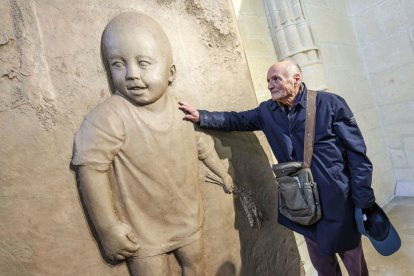 Antonio López toca una de las controvertidas puertas.