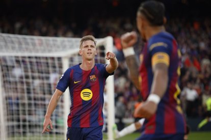 Olmo señala a Raphinha tras anotar gol con su asistencia.