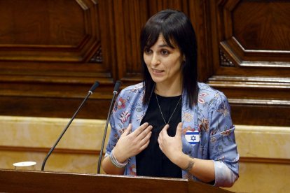  Silvia Orriols con una chapa con la bandera de Israel.
