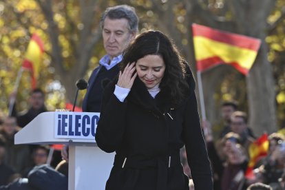sabel Díaz Ayuso, al finalizar su discurso en la concentración contra el Gobierno de Pedro Sánchez, por los casos de corrupción que protagonizan José Luis Ábalos, Koldo García y Santos Cerdán, convocada por el Partido Popular (PP) en el Templo de Debod en Madrid, este domingo.