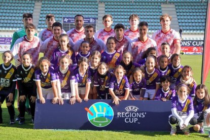 Foto de la selección de Castilla y León con las benjamines del CD Palencia Fútbol Femenino.