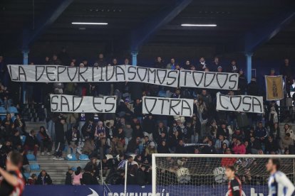 Las protestas fueron constantes durante el partido del pasado sábado.