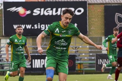 Albertín conduce el balón en un lance del partido que el Atlético Astorga empataba frente al líder, la Gimnástica Segoviana.