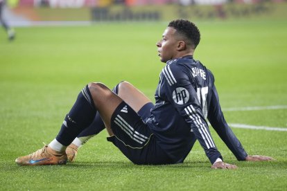El delantero del Real Madrid Kylian Mbappé durante el partido correspondiente a la jornada 14 de LaLiga entre Girona y Real Madrid celebrado en el estadio Montilivi de Girona. EFE/ David Borrat.