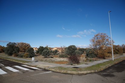 La parcela municipal de los chalés está entre la calle Torío y el camino del Club de Golf.
