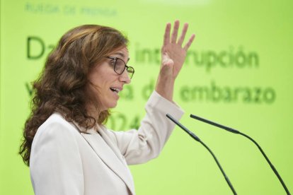 La ministra de Sanidad, Mónica García, presenta en rueda de prensa, los datos de las interrupciones voluntarias del embarazo realizadas en España en 2024