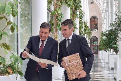 El consejero de Economía y Hacienda, Carlos Fernández Carriedo, mantiene una reunión con el ministro de Baviera de asuntos europeos e internacional Eric Beisswenger, en Alemania.