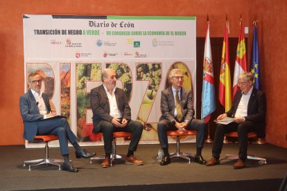 Los participantes en la mesa redonda de análisis de la situación de las pymes.