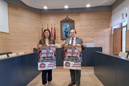 La concejal y el alcalde con el cartel.