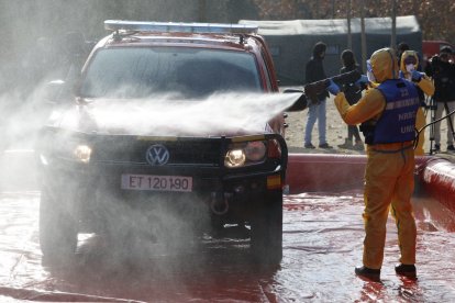 Desinfección de un cche en la UME tras estar en la zona afectada.
