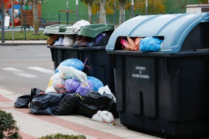 La basura desborda los contenedores de San Andrés, con sus tres camiones averiados.