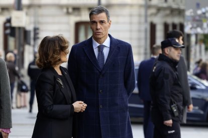 Pedro Sánchez con la presidenta del Consejo de Estado, Carmen Calvo, el lunes.