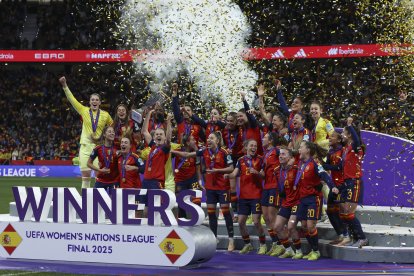 Las jugadoras españolas celebran su título levantando el trofeo de la Liga de Naciones Uefa.