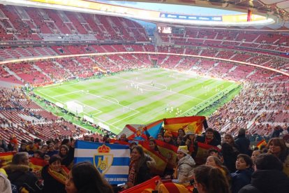 Los diferentes equipos de la Deportiva Femenina movilizaron dos autobuses y casi 200 personas desplazadas a la final de Madrid entre España y Alemania.