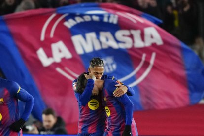 Raphinha abrió la cuenta anotadora para un Barcelona que ganó por 3-1 al Atlético.