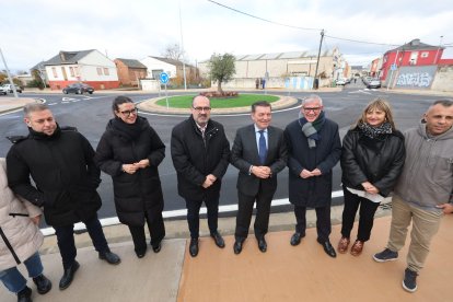 El alcalde de Ponferrada, Marco Morala, con el consejero de Presidencia, Luis Miguel Gozalez, y otras autoridades en el estreno de la glorieta de acceso a Toral de Merayo desde la avenida de Portugal.
