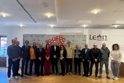 Foto de familia de la presentación de la 28ª San Silvestre de León.