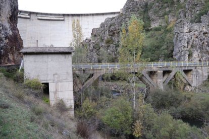 Actual puente de Remolina al pie de la presa de Riaño.