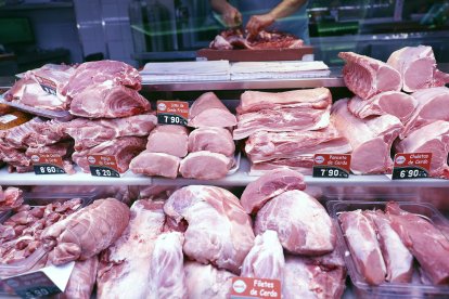 Varios tipos de carne de cerdo son puestos a la venta en un mercado de Madrid
