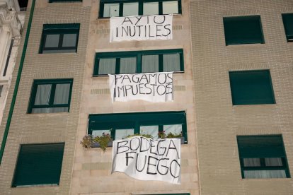Los vecinos retirarán las pancartas reivindicativas que colocaron el pasado septiembre tras llegar a un acuerdo sobre Bodegas Armando.