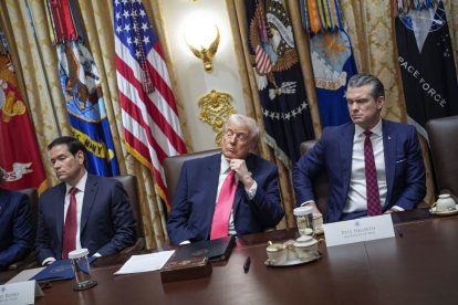 Trump se duerme durante una reunión en la Casa Blanca.