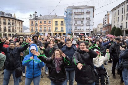 Más de 800 personas desafían a la lluvia para bailar por la inclusión en el Día de las Personas con Discapacidad en Ponferrada