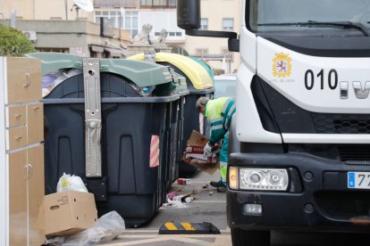 Gracias a un camión de recogida de León, San Andrés pudo limpiar basura cuatro horas ayer por la tarde.