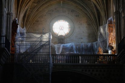 La sillería del coro de San Marcos, tapada actualmente por plásticos, es una de las intervenciones en la iglesia.