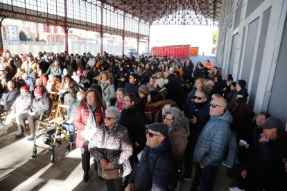 El Día de la Discapacidad se celebró bajo la marquesina de la vieja estación del ferrocarril.