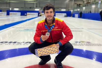 Eduardo de Paz Cureses muestra su medalla lograda en el Europeo B.