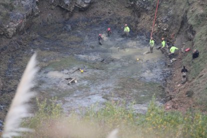 El trabajo de los buzos entre el fango fue intenso.