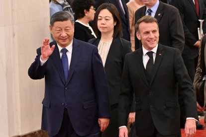 El presidente francés Emmanuel Macron y el presidente chino Xi Jinping caminan durante la visita de Estado del presidente francés en el Gran Salón del Pueblo en Pekín, China, el 4 de diciembre de 2025.