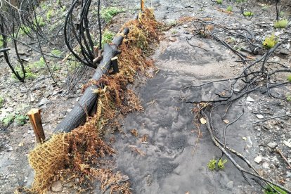 Una de las barreras de contención colocadas.