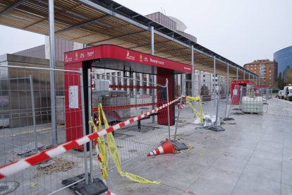 Las nuevas marquesinas del Buscyl se cobijan debajo de la pérgola bioclimática.