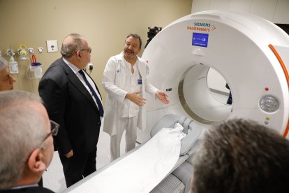 El consejero se desplazó a León para visitar las inversiones en obras en el Hospital de León.