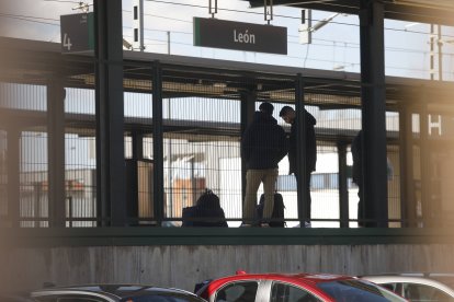 Pasajeros en la estación de León.