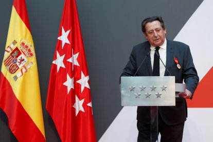 Fotografía de archivo del 02/05/2018 del periodista y escritor Alfonso Ussía durante el acto de entrega de la Medalla de Oro de la Comunidad de Madrid.