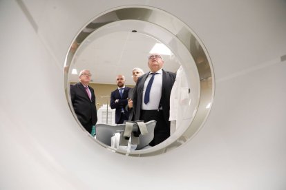 El consejero de Sanidad, Alejandro Vázquez, observa el nuevo PET-TAC junto al gerente del Hospital y el delegado de la Junta.